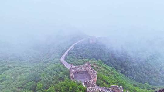 中国夏季金山岭长城阴天下雨云雾风光