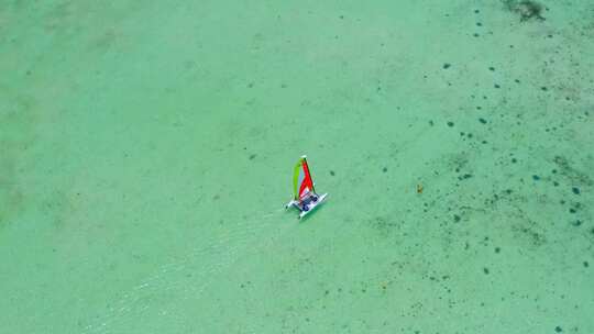 多米尼加共和国蓬塔卡纳胡安尼洛海滩原始水域的船只航行