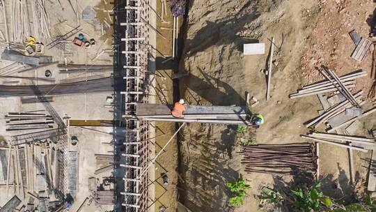 鸟瞰图建筑工人建筑承重墙和地板