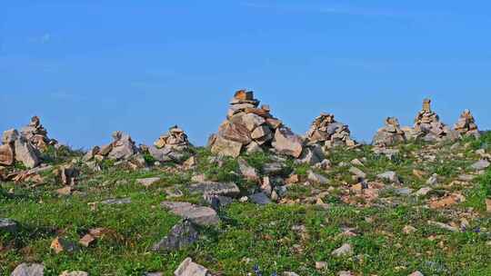 夏季高山草甸山顶石堆玛尼堆