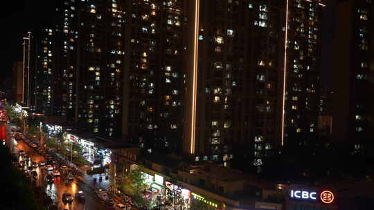 下雨天夜景车流