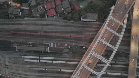 在湖南衡阳城市高架桥下穿梭的列车
