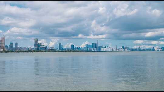 水域对岸的城市建筑全景