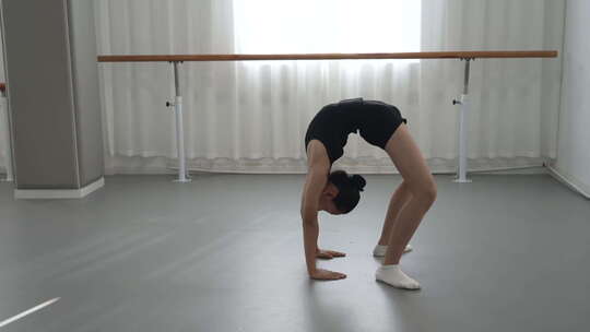 少女孩练习体操舞蹈标准动作2