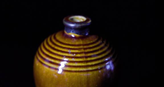 4k升格实拍土陶酒罐酒坛瓶身展示酿酒水花
