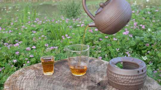 户外手斟茶水场景