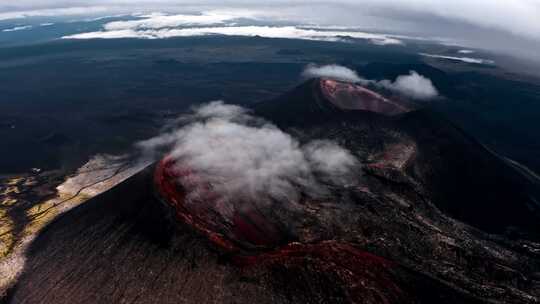 云在火山上空移动