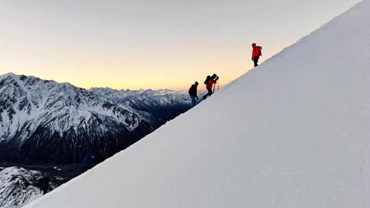 登山攀登雪山航拍