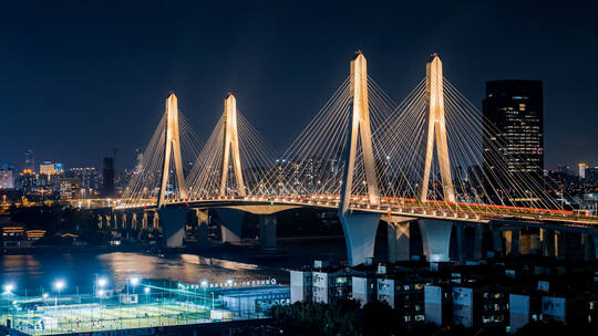 广州夜晚公路车流与水边建筑高清在线视频素材下载