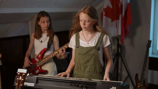 慢动作女孩在音乐学校青少年女孩演奏中排练视频素材模板下载