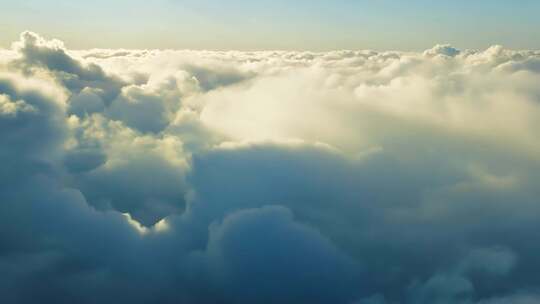 高空俯瞰云海翻腾的壮阔景象