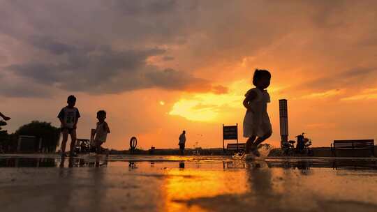 夏季雨后晚霞小孩玩耍诗意剪影