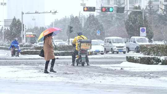 雪天路上行人