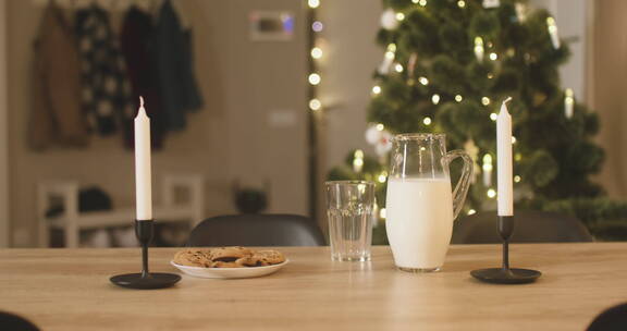 餐桌上的饼干和牛奶