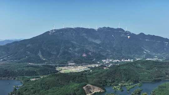 阳光下桂林山区的风力发电和铁路桥上的火车