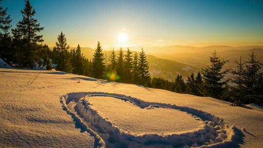 日落时雪山上的心形