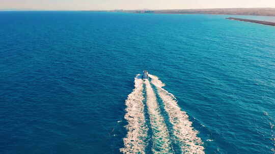 鸟瞰·船在海上移动·蓝海一舟·概念旅行度假。视频素材模板下载