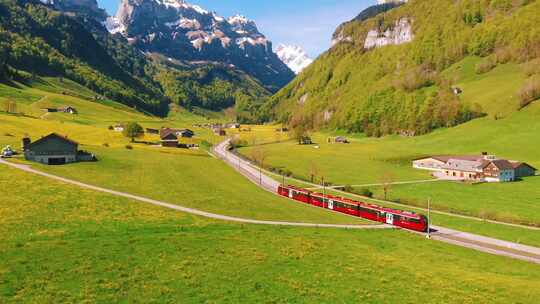 4k瑞士红色火车在雪山下行驶