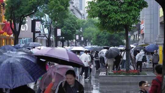 4K街道下雨打伞人群