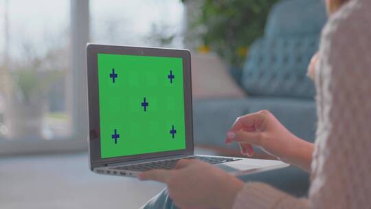 使用绿屏笔记本电脑的女人视频素材模板下载