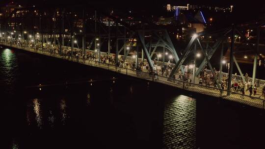 夜晚在桥上行走的人群