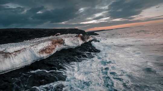 海浪冲击海滩海鸟在大海上飞翔