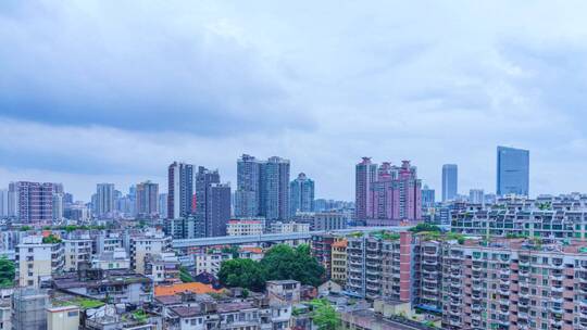 广州市区密集建筑群与天空云彩全景风光延时