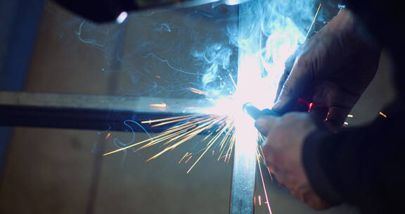 工人用工业焊机焊接钢结构