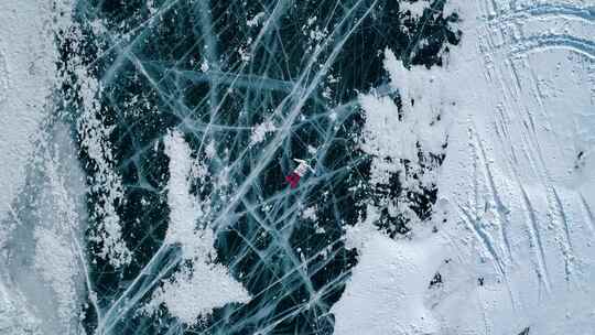 贝加尔湖热门旅游景点蓝色碎冰上躺着的年轻