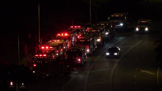 消防车和紧急车辆在夜间的集结区排队视频素材模板下载