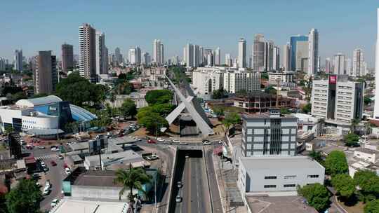航拍巴西戈亚尼亚的街道，地平线上有许多摩天大楼。