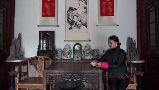 中式四合院胡同女人欣赏瓷碗