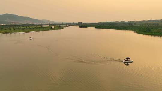 夕阳落日湖面游船