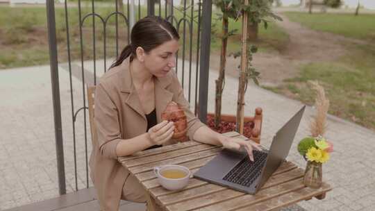 年轻的黑发女人微笑着开始她的一天在笔记本