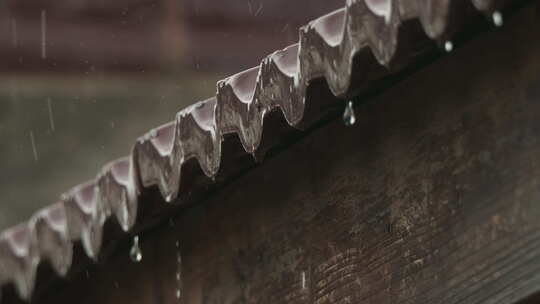 农村下雨木制房梁瓦片滴水视频素材模板下载