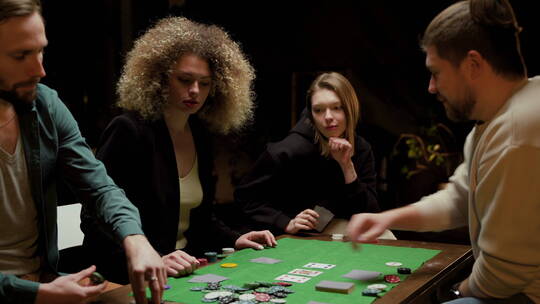 赌客围着桌子赌博