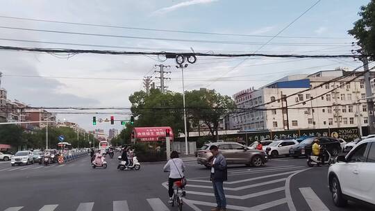 城市街道马路建筑步行街街商铺菜市场人流