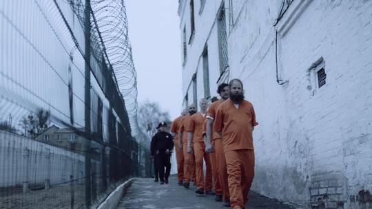 监狱囚犯在排队行走