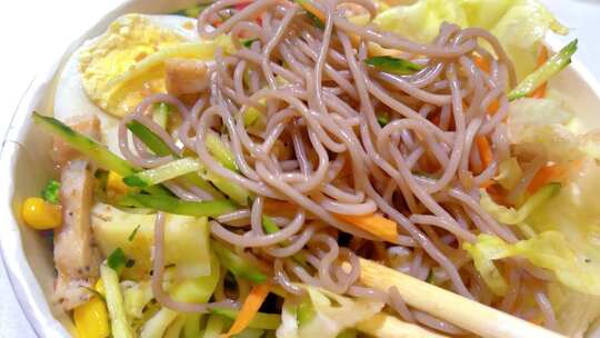 减脂餐蔬菜沙拉筷子荞麦面搅拌慢动作