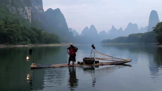 漓江竹筏上的渔翁与鸬鹚