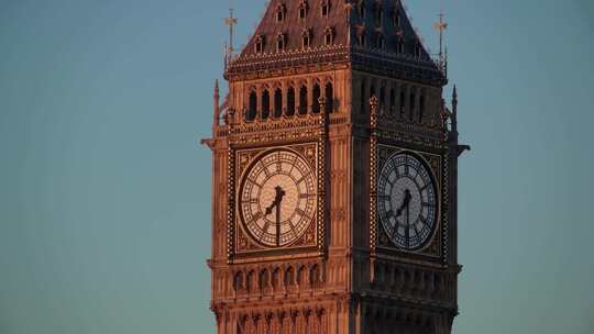 伦敦的夕阳映照这的大本钟