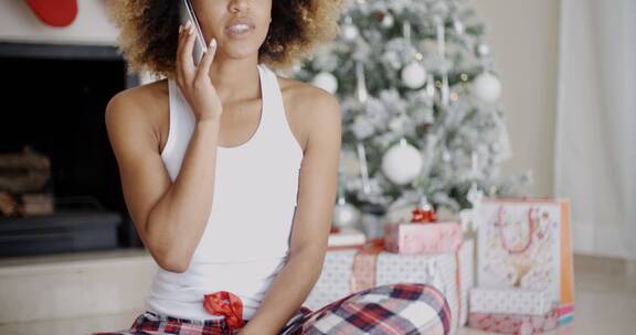 年轻女人在圣诞节打电话