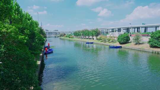 水草打捞船只工作场景