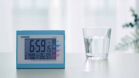 清晨闹钟响了按掉闹钟4k视频素材