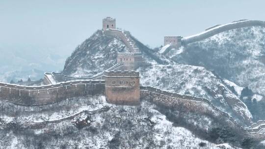 鸟瞰长城长城烽火台雪景山脉视频素材模板下载