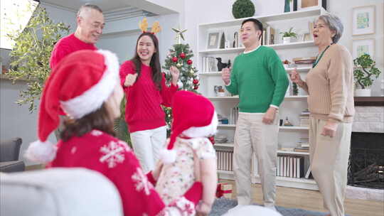 圣诞节期间，一个大家庭在家里跳舞和庆祝的