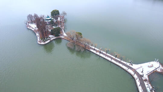 航拍武汉冬天5A级旅游景区东湖听涛景区雪景