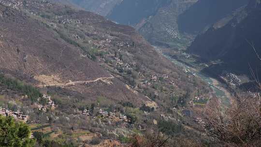 日出山坡上的村寨