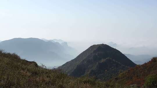 四面环山 云雾缭绕 仙气飘飘 大山景象