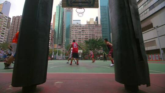 篮球场一群打篮球的人视频素材模板下载